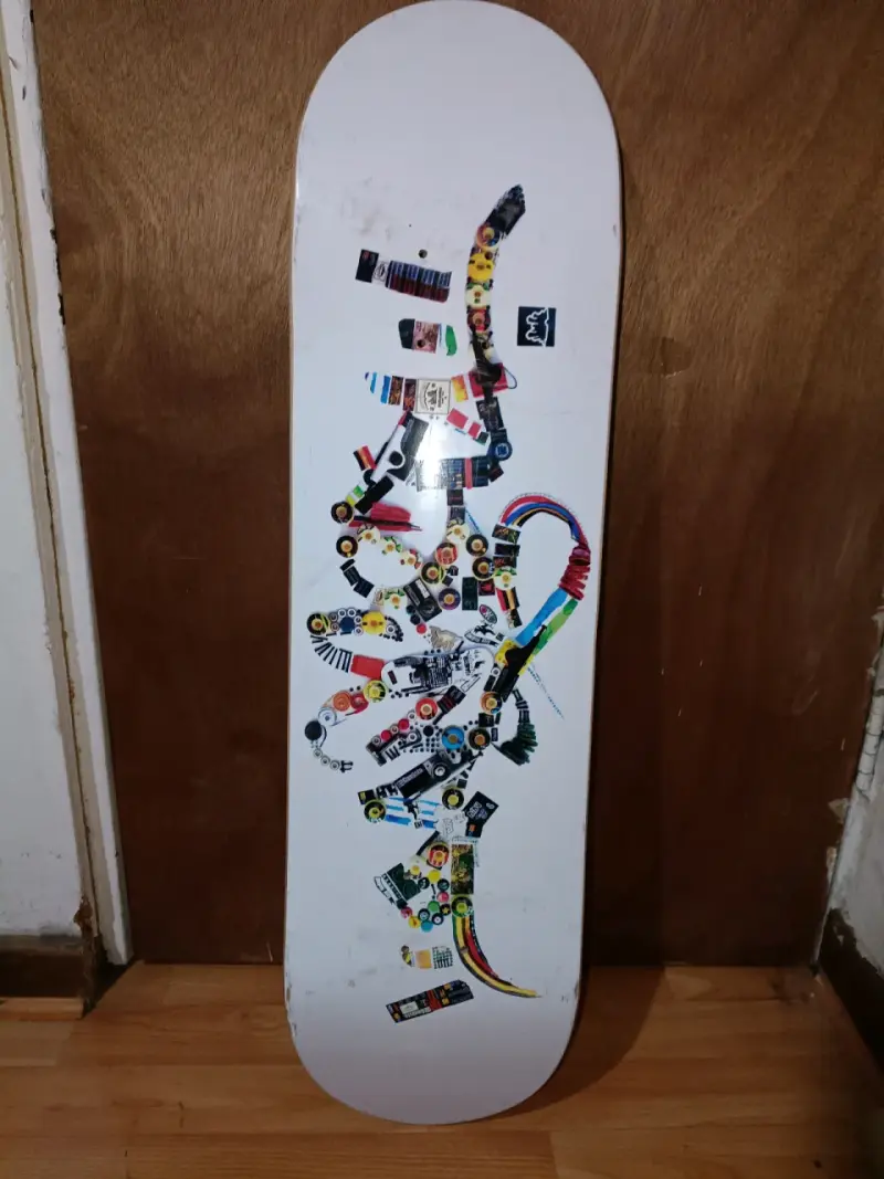 Tabla de skate con diseño gráfico colorido - 1