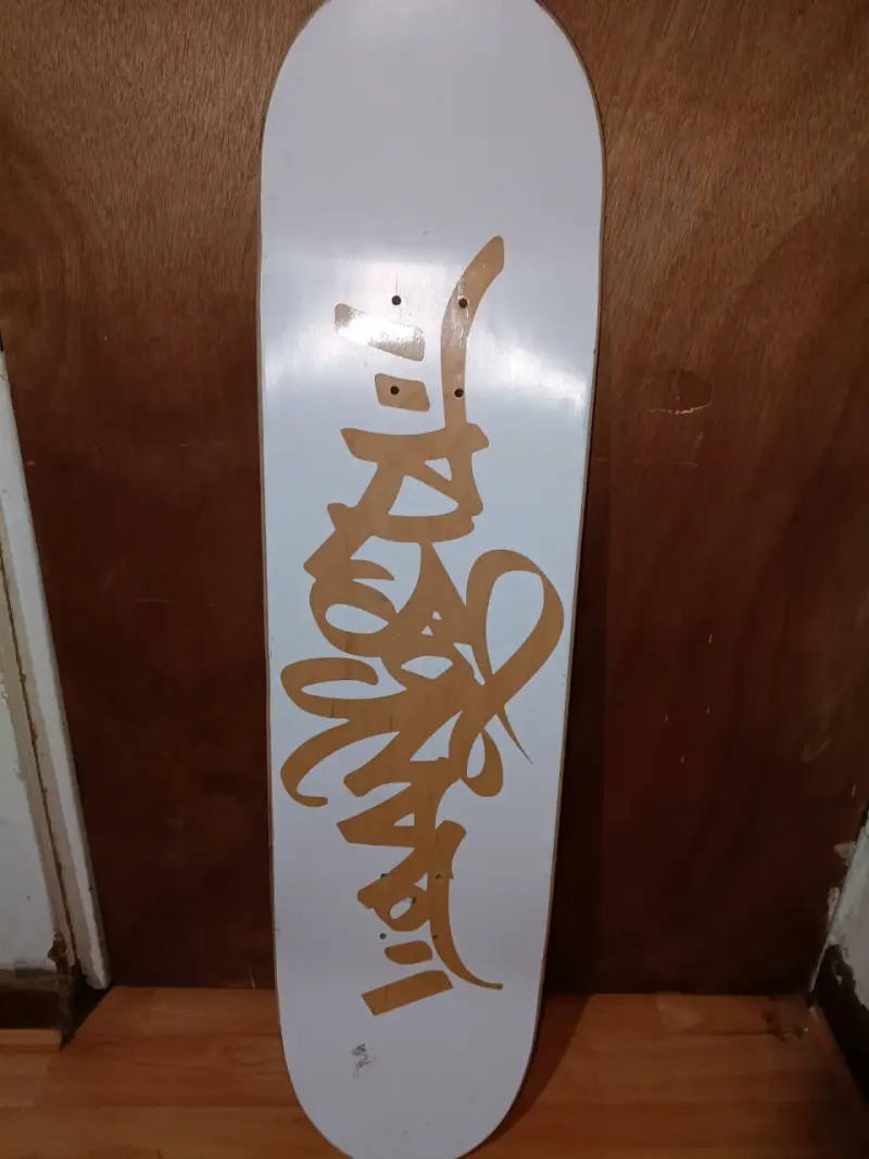 Tabla de skate con diseño gráfico colorido - 2