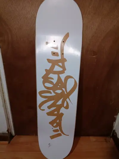 Tabla de skate con diseño gráfico colorido - miniatura 2