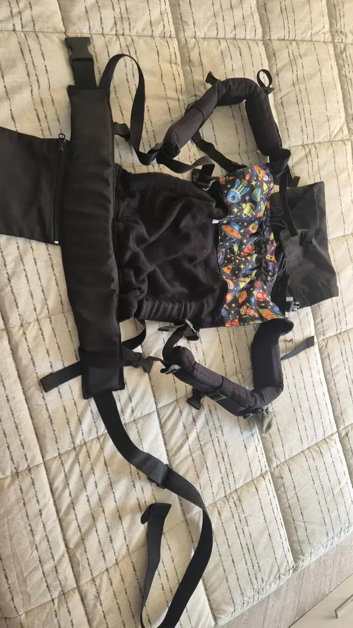 Mochila portabebé ergonómica con diseño espacial - 1