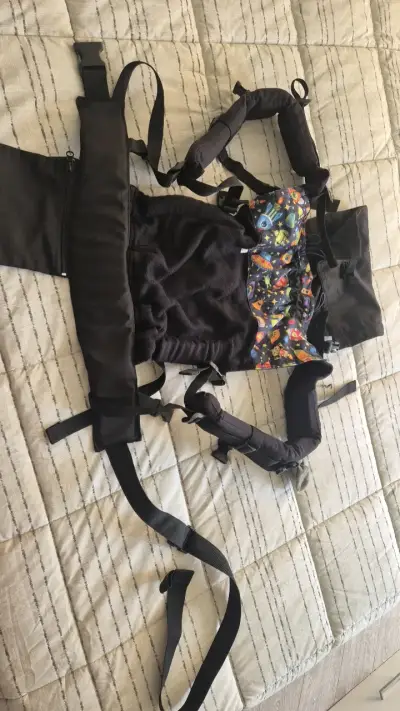 Mochila portabebé ergonómica con diseño espacial - miniatura 1