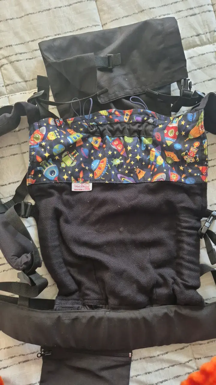 Mochila portabebé ergonómica con diseño espacial - 2