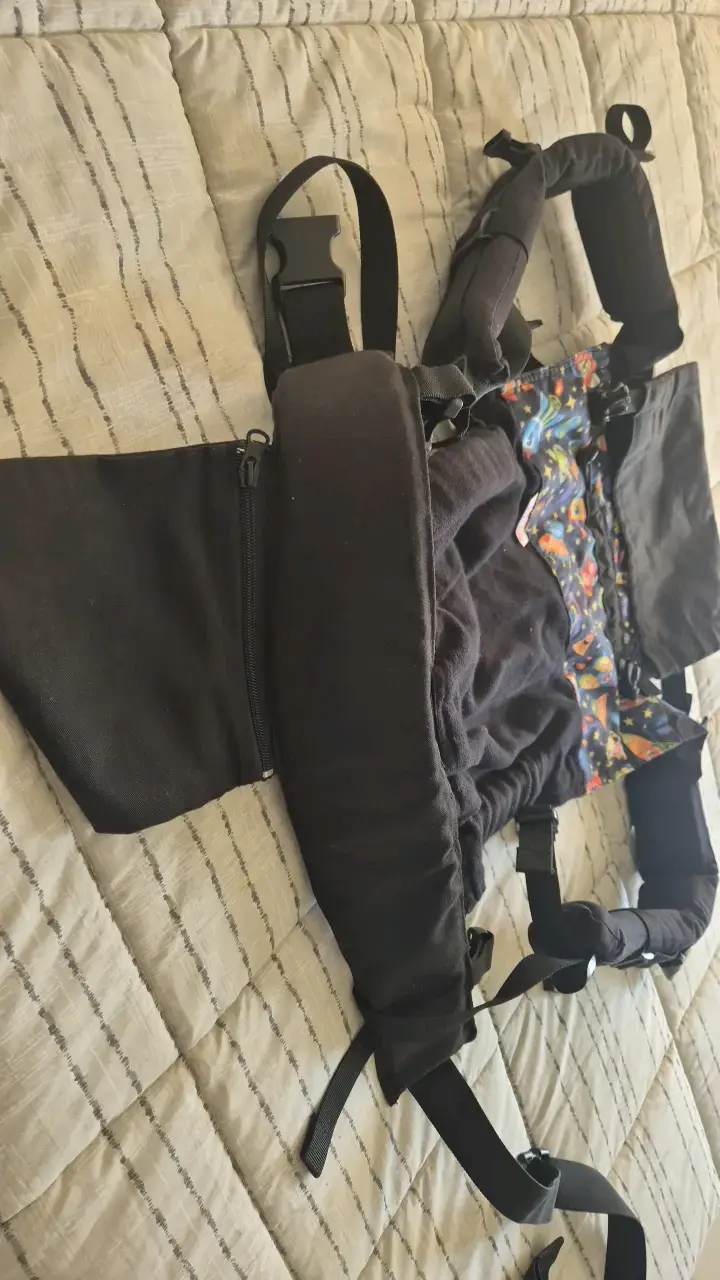 Mochila portabebé ergonómica con diseño espacial - 3