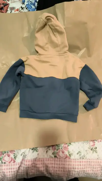 Polerón con capucha para niño azul y beige - miniatura 2