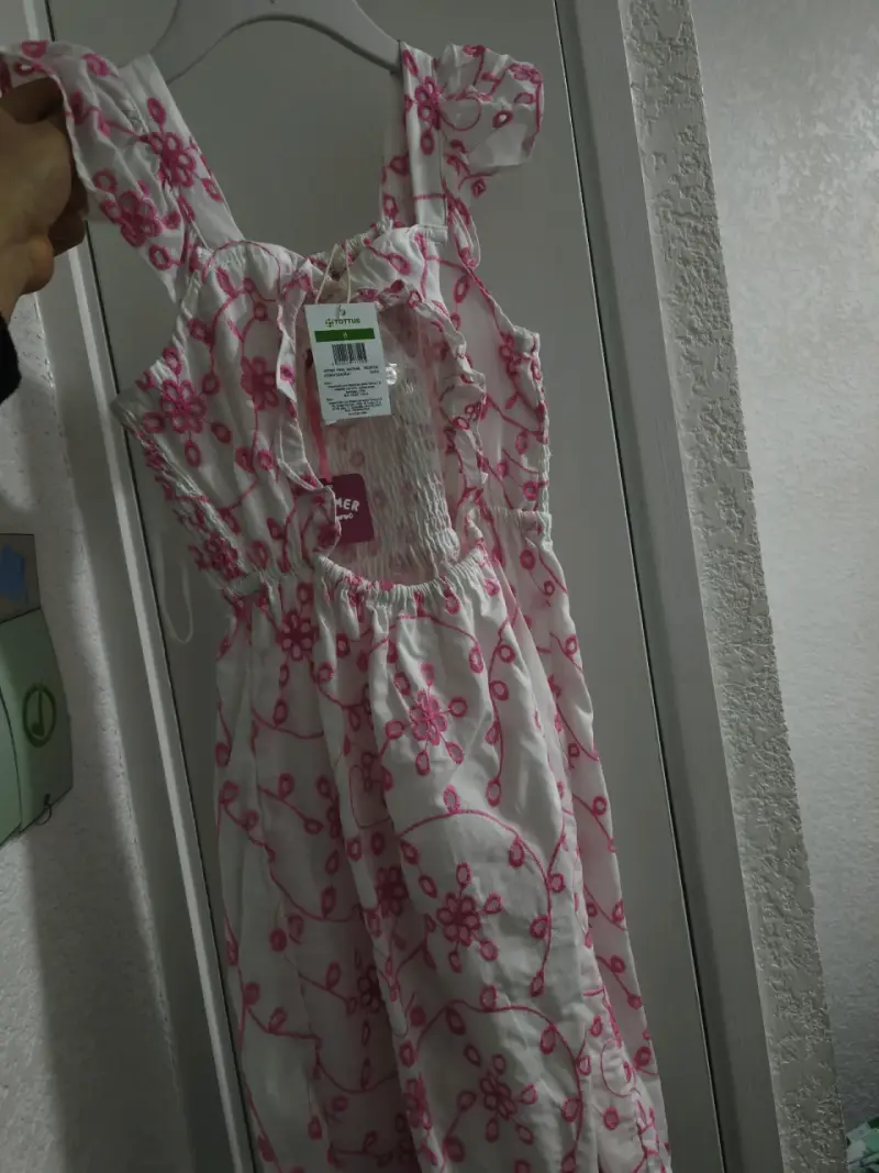 Vestido infantil con flores rosadas y volantes - 2