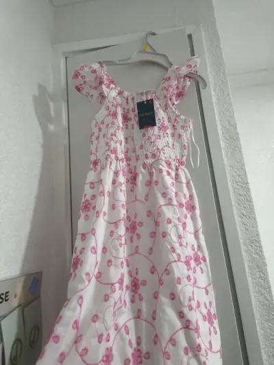 Vestido infantil con flores rosadas y volantes - miniatura 3