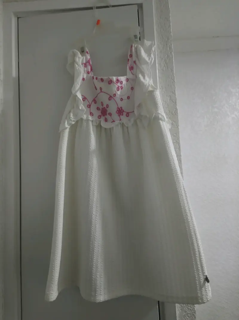 Vestido infantil con flores rosadas y volantes - 4