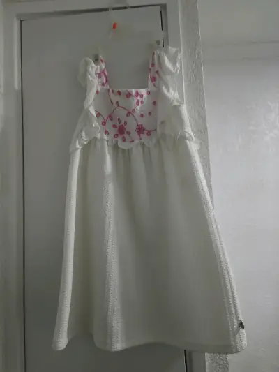 Vestido infantil con flores rosadas y volantes - miniatura 4