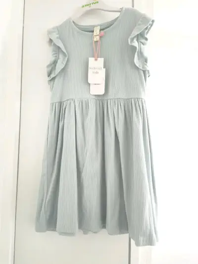 Vestido infantil con flores rosadas y volantes - miniatura 5