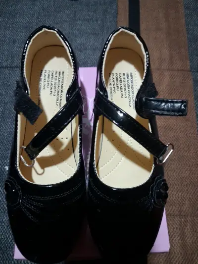 Zapatos de charol negros para niña con hebilla - miniatura 1