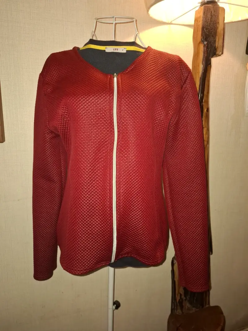 Chaqueta roja de textura con cierre - 1