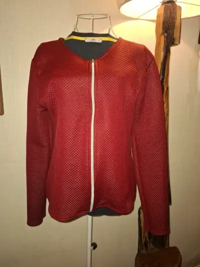 Chaqueta roja de textura con cierre - miniatura 1