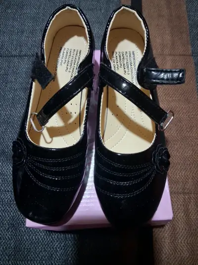 Zapatos de charol negros para niña con hebilla - miniatura 3