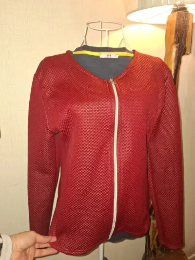 Chaqueta roja de textura con cierre - miniatura 2