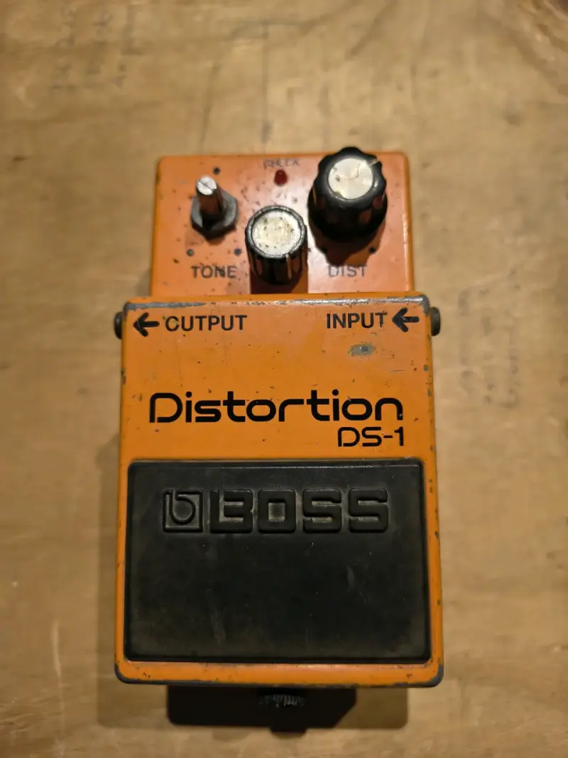 Pedal de distorsión Boss DS-1 para guitarra - 1