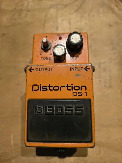 Pedal de distorsión Boss DS-1 para guitarra - miniatura 1
