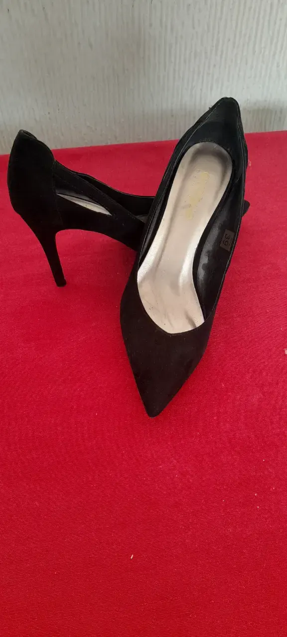 Zapatos de tacón alto negros elegantes