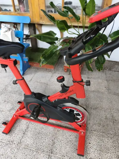 Bicicleta estática roja Yep Sport con monitor - miniatura 1