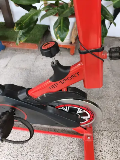 Bicicleta estática roja Yep Sport con monitor - miniatura 3