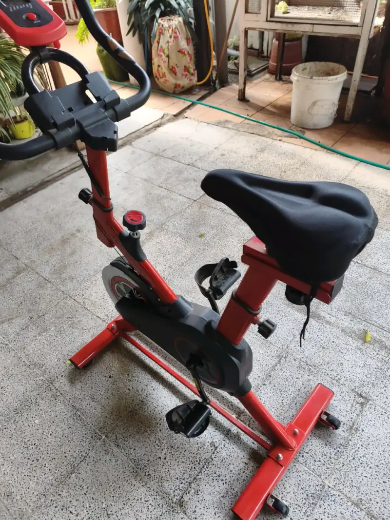 Bicicleta estática roja Yep Sport con monitor - 4