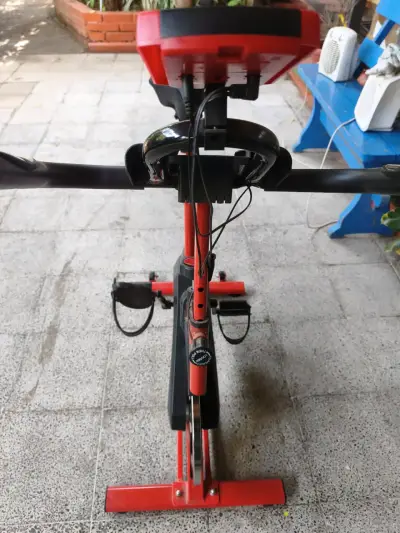 Bicicleta estática roja Yep Sport con monitor - miniatura 6