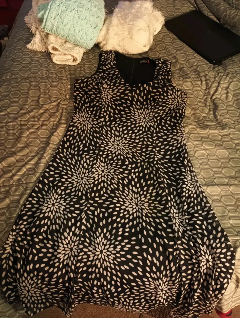 Vestido negro con estampado floral sin mangas