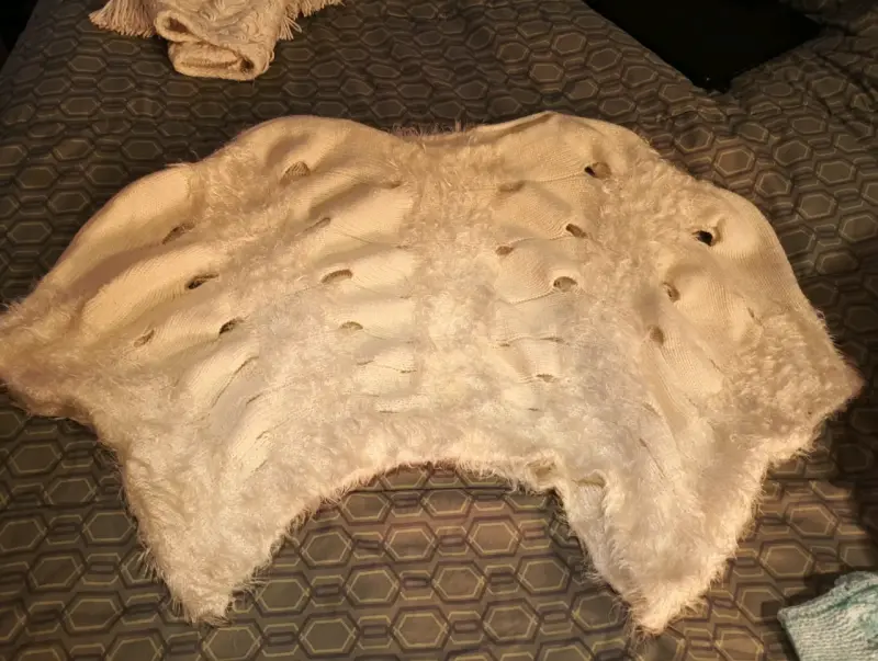 Poncho de punto blanco con diseño calado