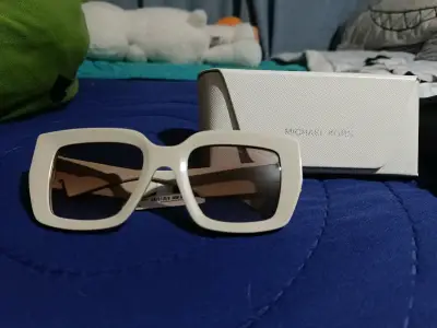 Gafas de sol cuadradas Michael Kors blancas - miniatura 3