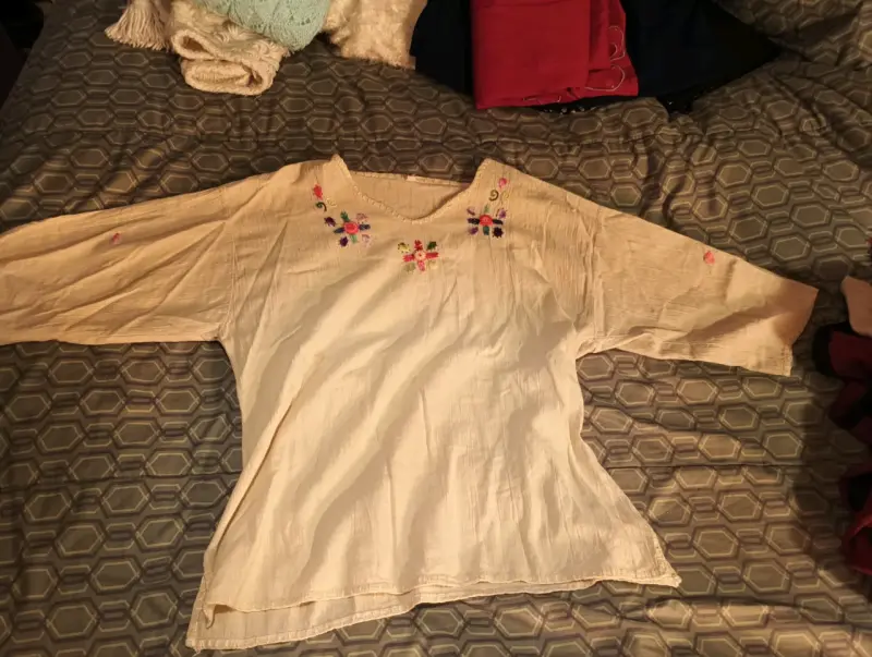 Blusa blanca con bordado floral