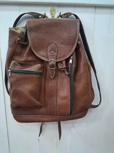 Mochila de cuero marrón con diseño vintage - miniatura 1