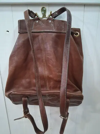 Mochila de cuero marrón con diseño vintage - miniatura 2