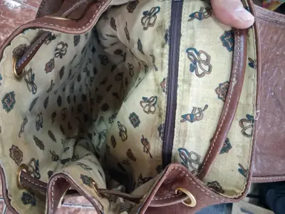 Mochila de cuero marrón con diseño vintage - miniatura 4