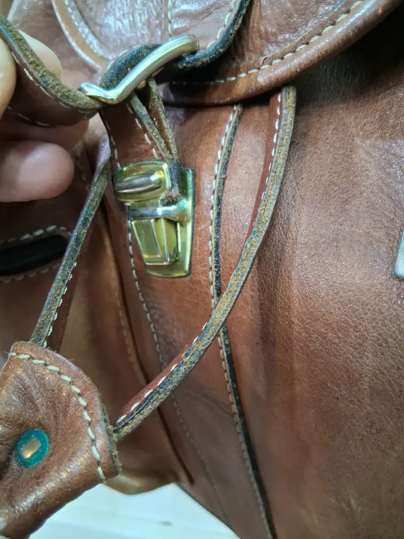 Mochila de cuero marrón con diseño vintage - 6