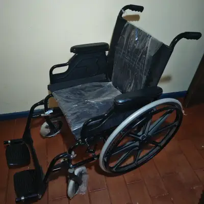 Silla de Ruedas Plegable Negra en Buen Estado - miniatura 1