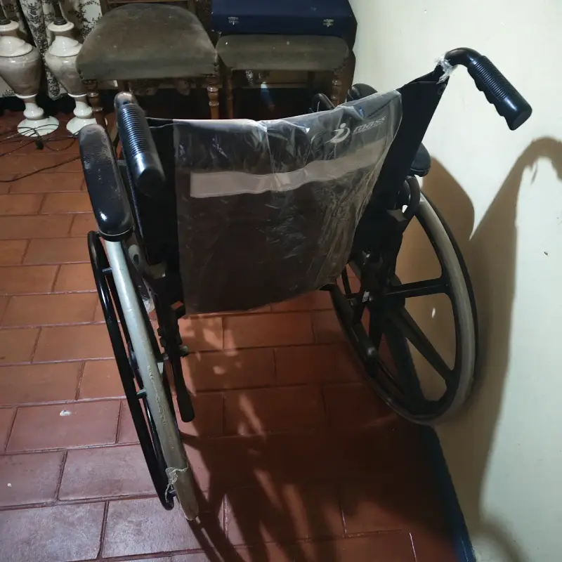Silla de Ruedas Plegable Negra en Buen Estado - 2