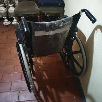 Silla de Ruedas Plegable Negra en Buen Estado - miniatura 2