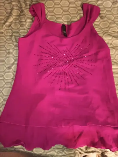 Blusa fucsia con detalles brillantes - miniatura 1