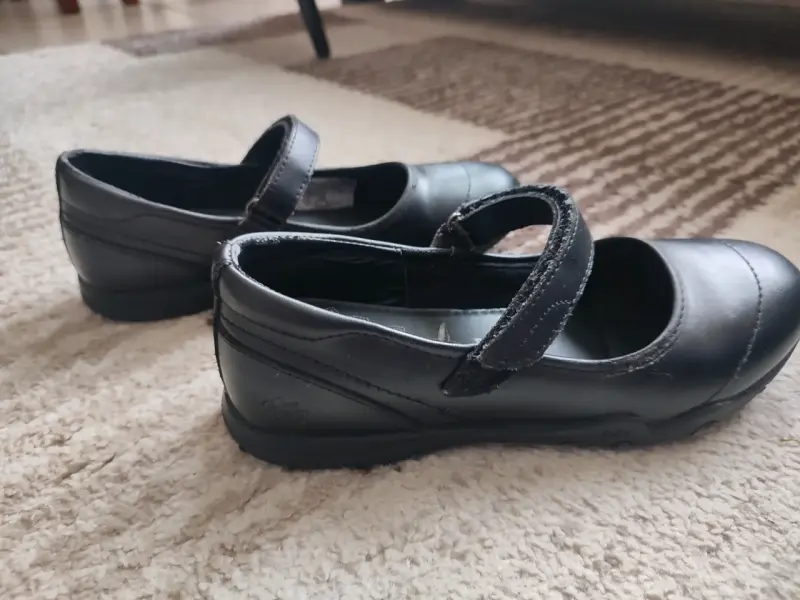Zapatos escolares negros para niña con velcro - 2