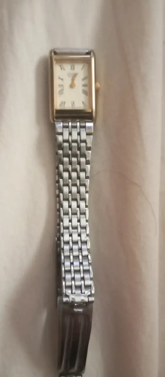 Reloj de pulsera clásico con correa metálica - 1