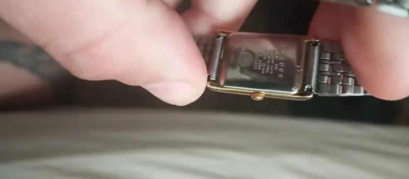 Reloj de pulsera clásico con correa metálica - 2