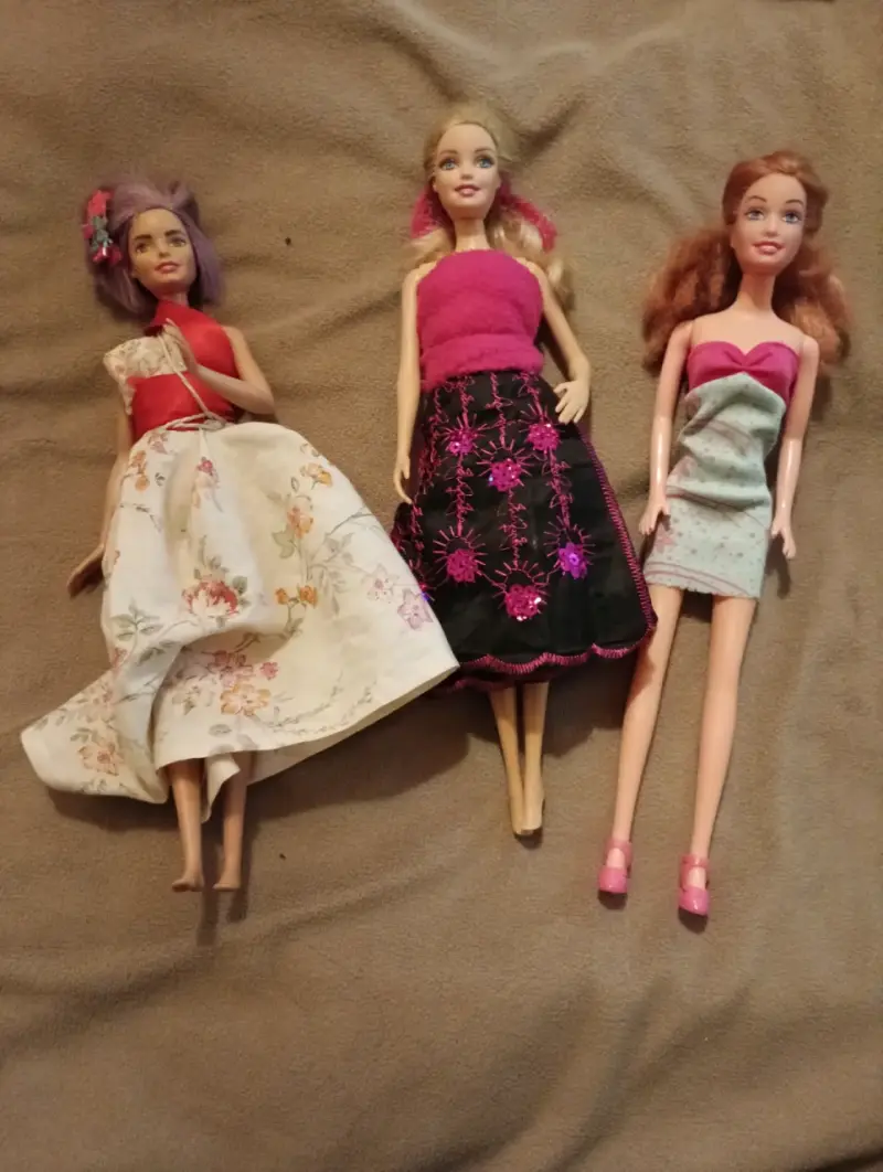 Muñecas de moda con vestidos coloridos