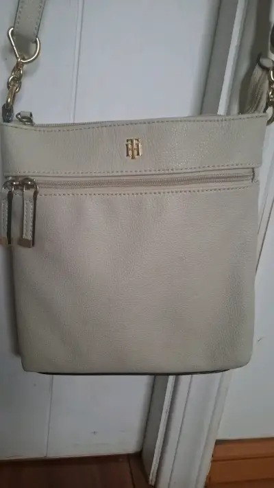 Cartera cruzada entre blanco y beige con logo - miniatura 1