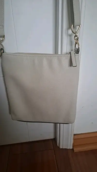 Cartera cruzada entre blanco y beige con logo - miniatura 3