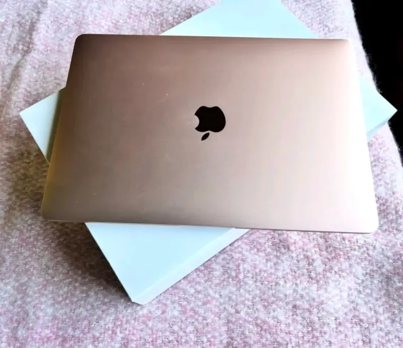 MacBook Air dorado con cargador original - 2