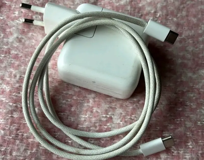 MacBook Air dorado con cargador original - 3
