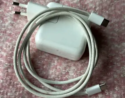 MacBook Air dorado con cargador original - miniatura 3