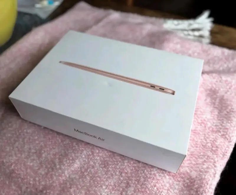 MacBook Air dorado con cargador original - 4
