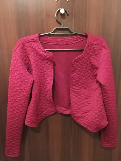 Chaqueta corta acolchada roja para mujer - miniatura 1
