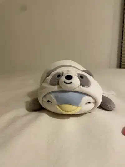 Peluche de sr. miniso disfrazado de panda - miniatura 1