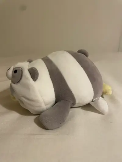 Peluche de sr. miniso disfrazado de panda - miniatura 2
